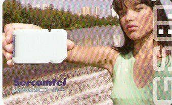 SERC-G-01 - Moça segurando cartão