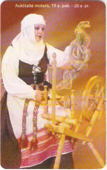 LIT-C044 - Mulher com Roupas Trdicionais