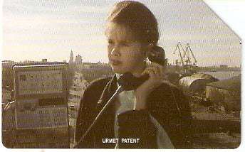 RU-AST-URM-04 - Menina no telefone