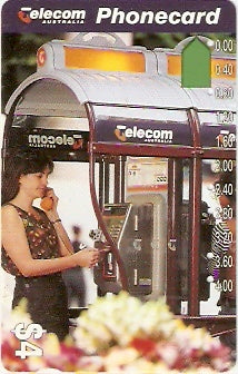 AUS-113 - Moça no Telefone